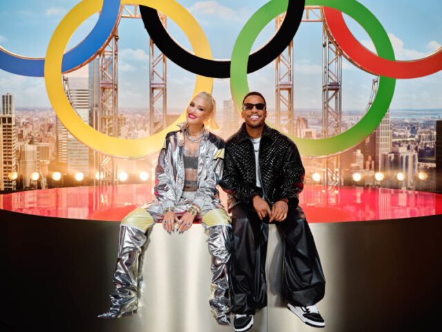 Olimpiadi 2024: Gwen Stefani e Anderson .Paak cantano Hello World