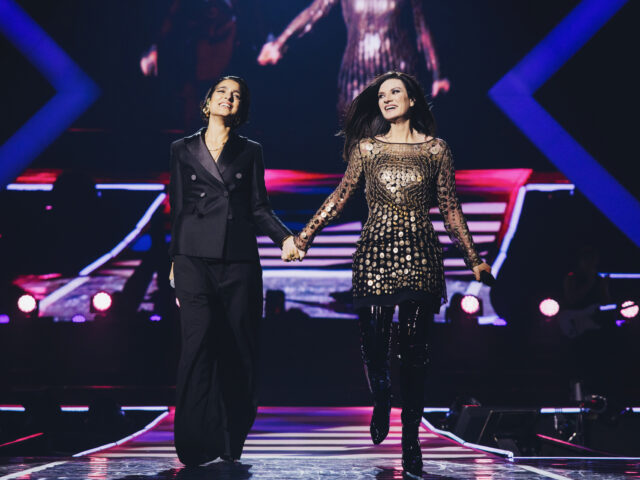 Laura Pausini e Levante insieme sul palco del Forum di Milano